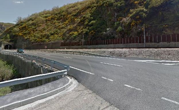 Una mujer herida tras la colisión entre dos turismos en la N-630 en el acceso a Ciñera de Gordón