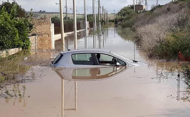 Cómo salir del coche si te quedas atrapado bajo el agua