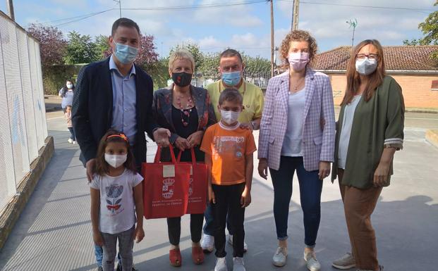 Hospital de Órbigo entrega el material escolar gratuito en el décimo aniversario del banco de libros pionero en la provincia