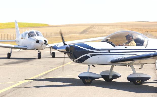 25 avionetas surcan los cielos de Pajares de los Oteros rumbo a Málaga