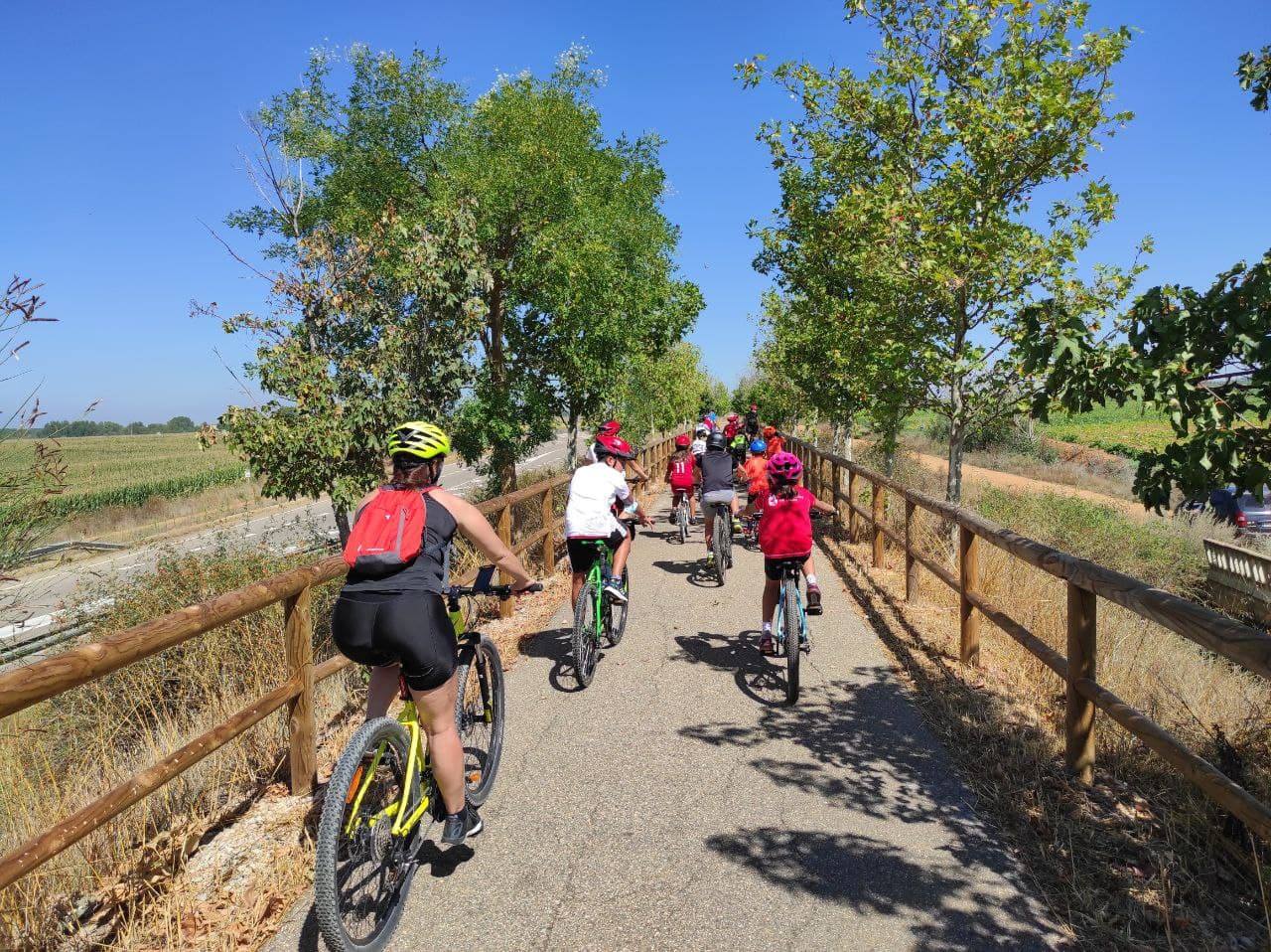 Cien cicloturistas pedalearon por la Vía Verde de Valencia de Don Juan