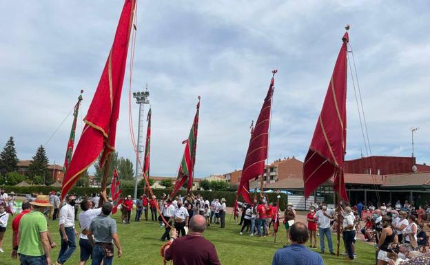 Santa María del Páramo acoge el IV Encuentro de Pendones y homenajea a Teresa Fernández de 108 años