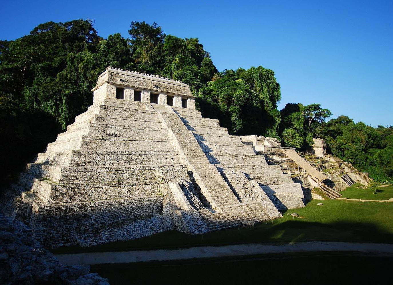 De la tumba de la Reina Roja al oráculo de Delfos: 9 ruinas milenarias fascinantes