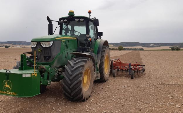 Los agricultores preparan las tierras para sembrar colza tras una buena campaña