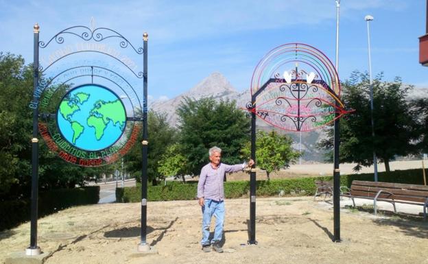 Riaño inaugura dos esculturas con la covid-19 y el cambio climático como temática