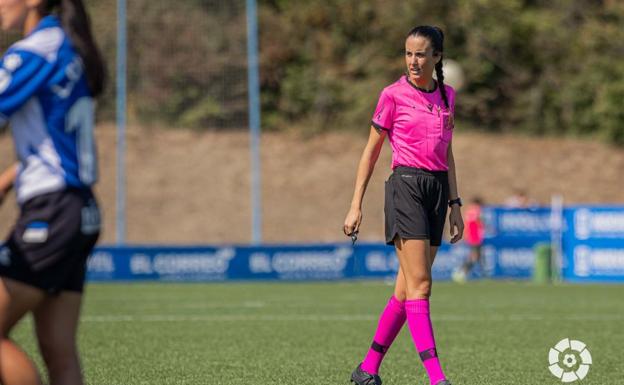 La berciana Raquel Suárez debuta como árbitro en Liga Iberdrola