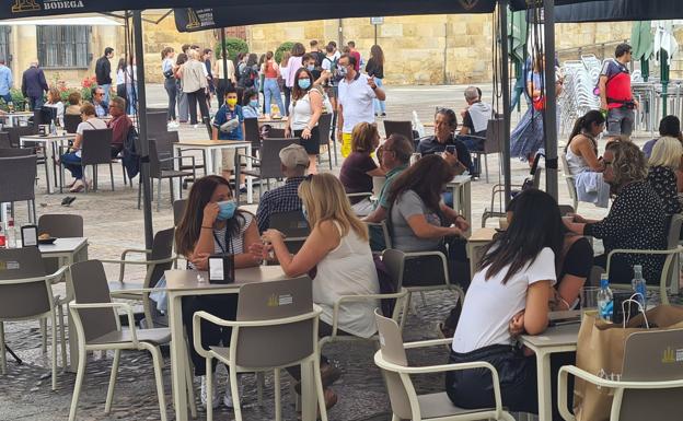 La hostelería celebra un verano «mejor que en 2019» de la mano de los turistas que no llegan a los barrios