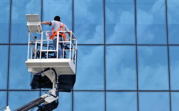 UGT denuncia que el nuevo convenio de limpieza de edificios y locales de León «precariza aún más a un sector esencial»