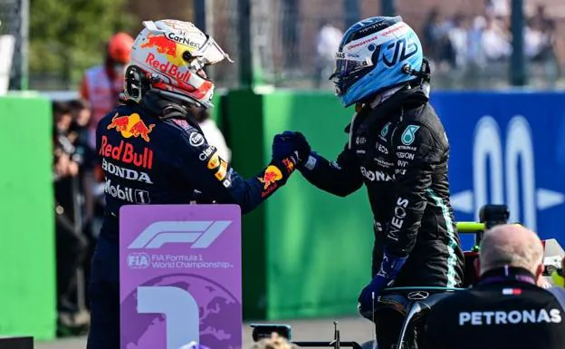 Saludo entre Verstappen y Bottas tras la carrera esprint en Monza./MIGUEL MEDINA / AFP