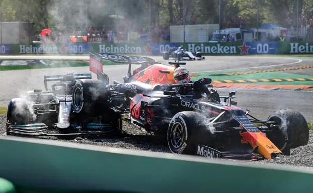 El Mercedes de Hamilton y el Red Bull de Verstappen, tras el impacto entre ambos./ANDREJ ISAKOVIC / AFP