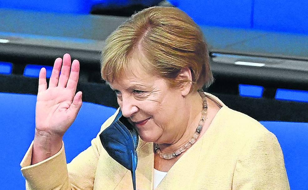 Angela Merkel saluda a sus compañeros del parlamento alemán en el día de su adiós. /AFP
