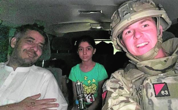 Harry, en su blindado, traslada a un ciudadano afgano y a su hija de camino al aeropuerto. /Foto: cedida