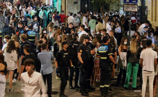 La Policía desaloja el centro de Salamanca en plenas fiestas ante las aglomeraciones que comprometían el cumplimiento de las restricciones sanitarias