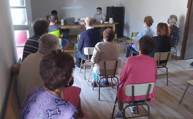 El CP San Claudio aporta diverso material para que La Antigua pueda celebrar un taller ecológico