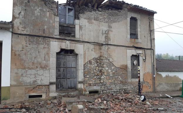 Susto en La Pola de Gordón por el derrumbe de la fachada de una vivienda abandonada