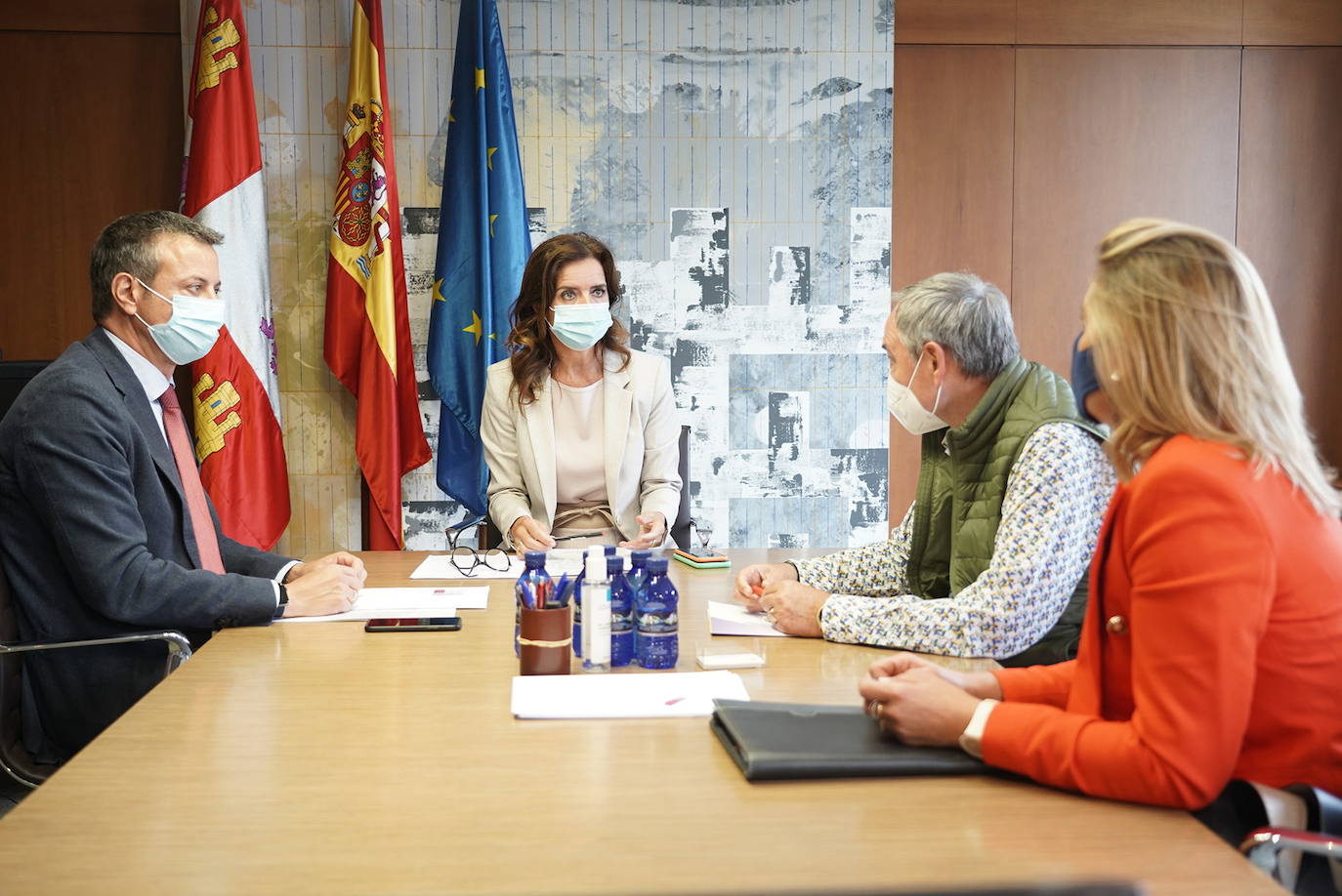 La consejera de Empleo e Industria se reúne con la Federación de Imagen Personal y Peluquerías