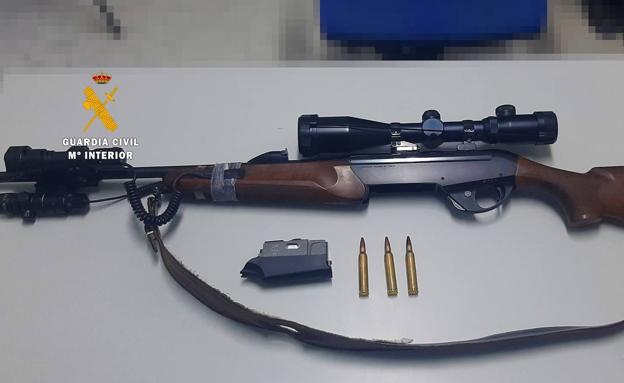 Intervienen un rifle del calibre 300, con mirilla telescópica y puntero láser, probablemente destinado a la caza
