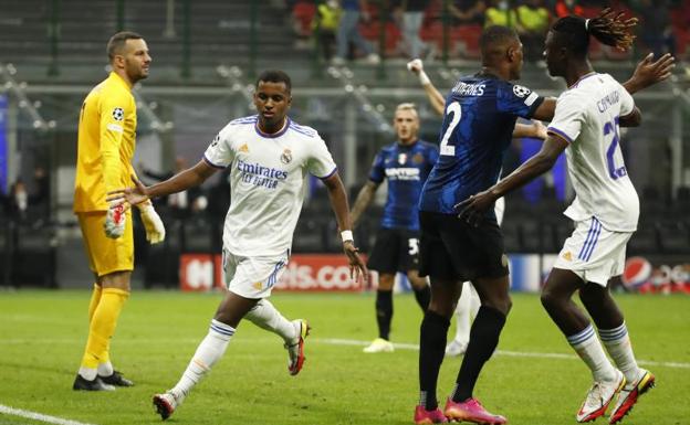Rodrygo (i) celebra el gol de la victoria ante el Inter. /reuters