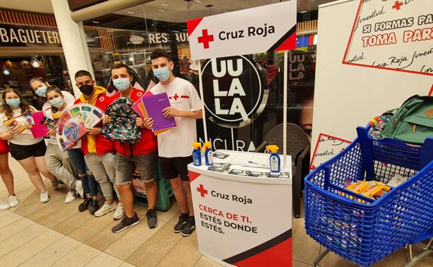 Carrefour entrega a Cruz Roja en León 4.137 euros en material escolar para niños en riesgo social