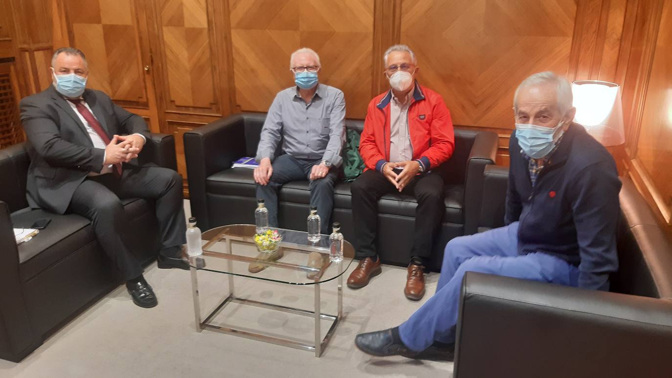 Morán tiende la mano a la Casa de León en La Coruña para «potenciar» la actividad del centro