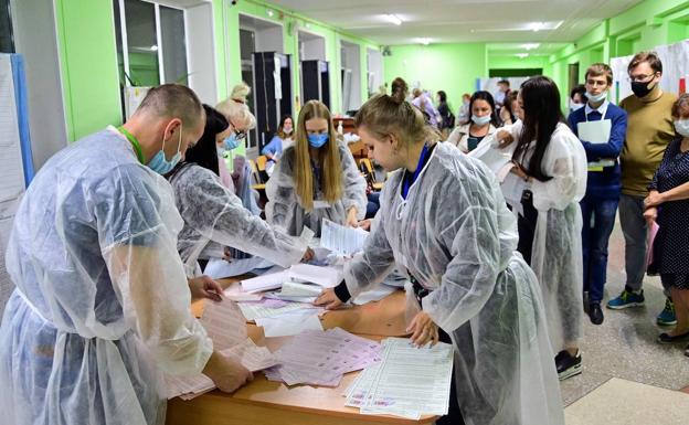 Largas colas en el comienzo de las elecciones en Rusia