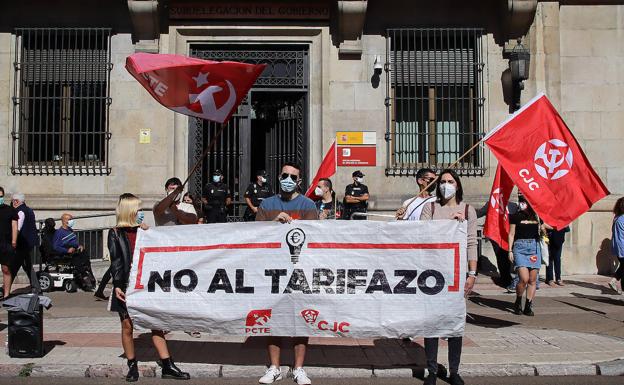 Concentración contra el 'tarifazo' en León: «Es un servicio básico que debe ser cubierto sin lógicas de beneficios»