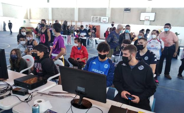 El Abanca Ademar disfruta con los jóvenes en 'Findexoven' de Villaquilambre