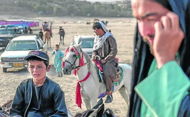 Jovenes afganos a caballo./AFP