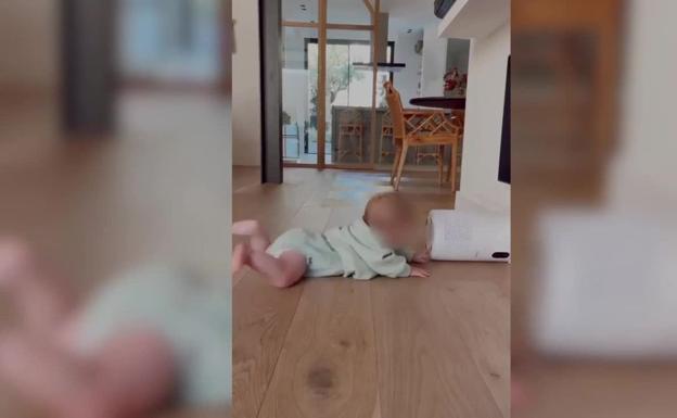 El hijo de María Pombo ya intenta dar sus primeros pasos