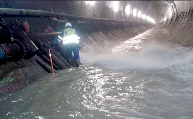 Mañueco pide recuperar los acuíferos, que llevan 300 litros de agua por segundo de León hacia Asturias