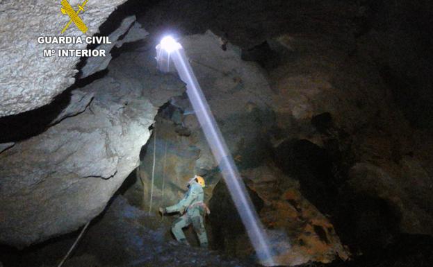 La Guardia Civil rescata a dos espeleólogos extraviados en la cueva de Valporquero