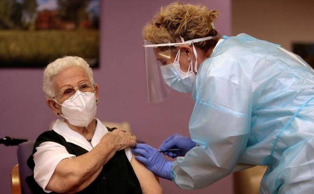 La tercera dosis frente a la covid-19 llegará a las residencias a partir de este jueves