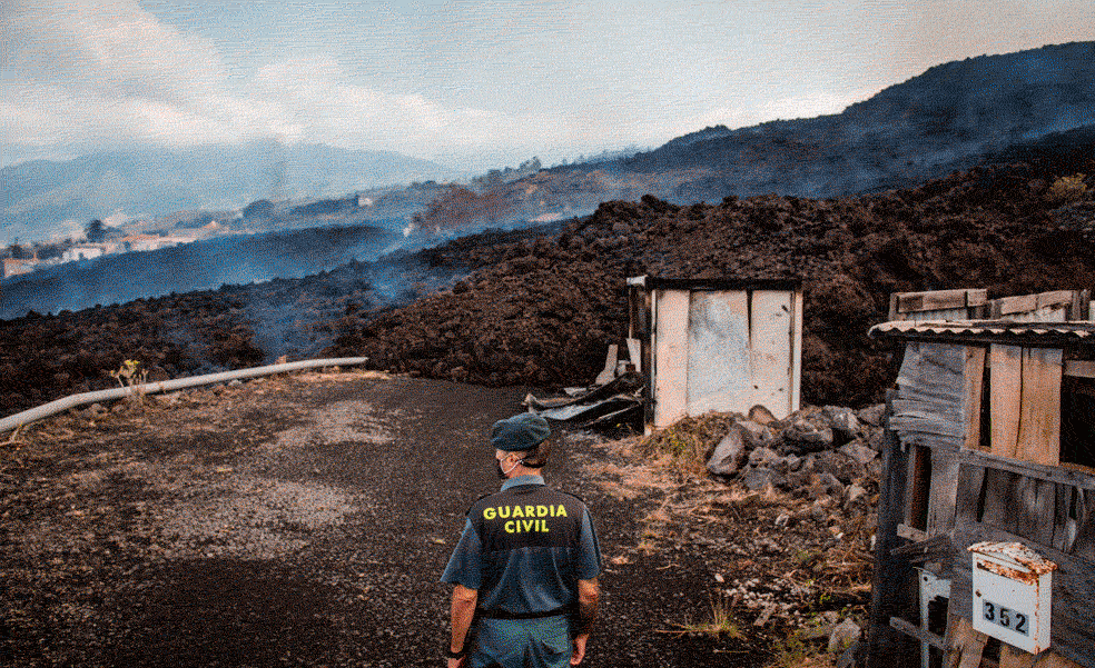 El volcán de La Palma engulle más de un centenar de casas y arrasa cultivos