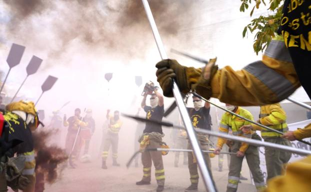 La Plataforma de Bomberos pide la dimisión de Suárez-Quiñones por la «mala gestión» en los incendios