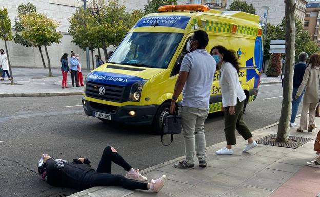 Una motorista resulta herida tras colisionar con un turismo en la Avenida de los Reyes Leoneses