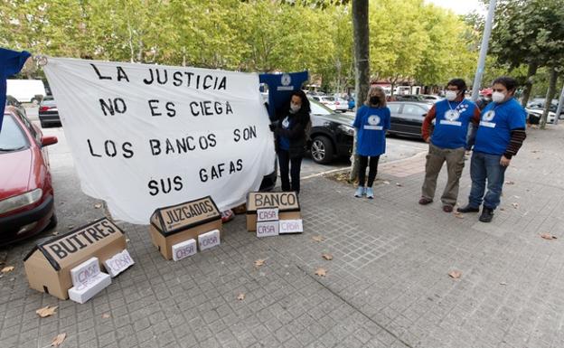 La Plataforma de Afectados por la Hipoteca estrena el curso 'jurídico-político' con una protesta en los juzgados de Ponferrada