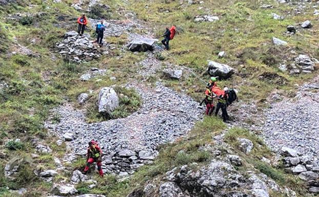 Rescatan a un montañero herido en el paraje de Riega las Párvulas que con la pierna fracturada desde el domingo