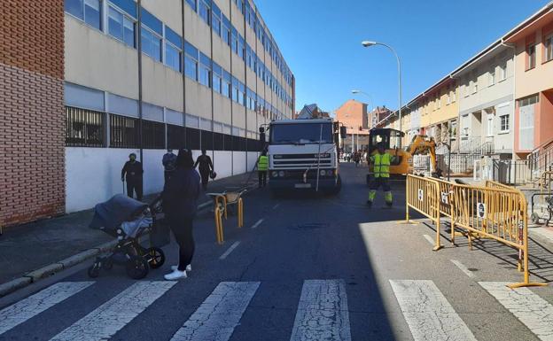 Las obras del acerado de Dominicas modifican el tráfico en San Andrés