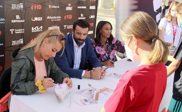 Lydia Valentín, Ana Peleteiro y Pirri llenan de autógrafos, fotografías y recuerdos la Plaza San Marcos