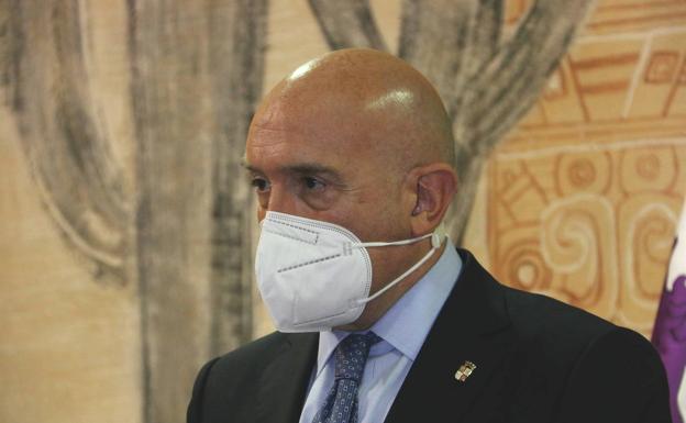 Carnero: «El reto demográfico con quien mejor se atiende es con ganado y ganaderos, con lobos se desatiende»