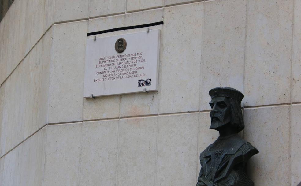 Una placa para la memoria y el honor de la educación