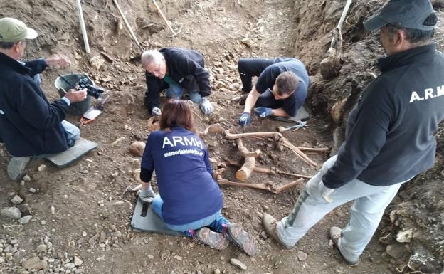 La Asociación para la Memoria Histórica localiza en la fosa de Cospedal de Babia dos cuerpos