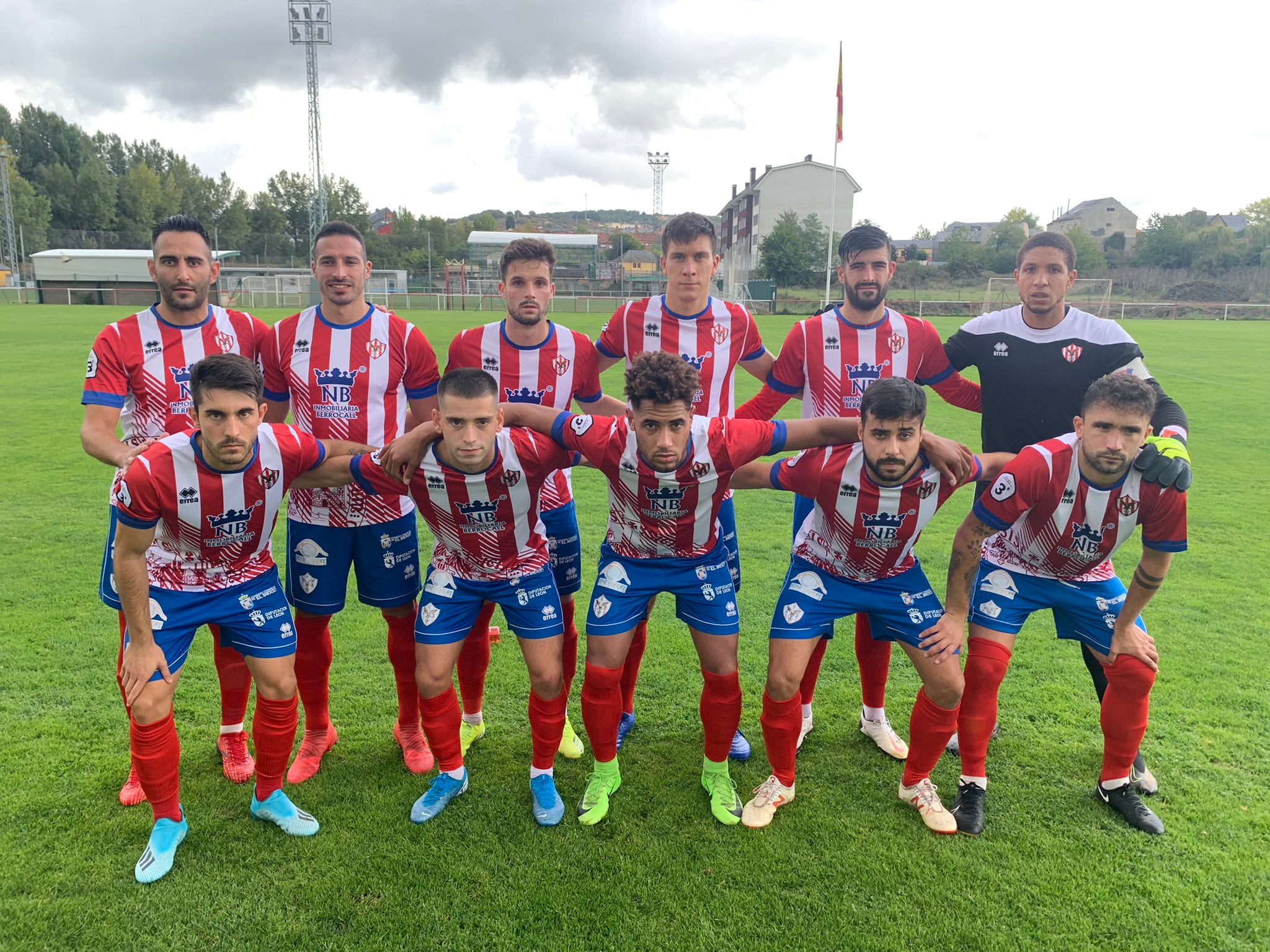 El Atlético Bembibre pierde ante el Mirandés 'B' tras fallar un penalti y encajar sobre la bocina