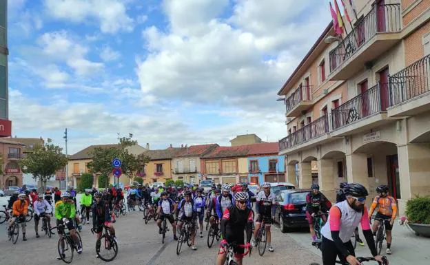 Decenas de ciclistas participan en la I Marcha Cicloturista Sur de León