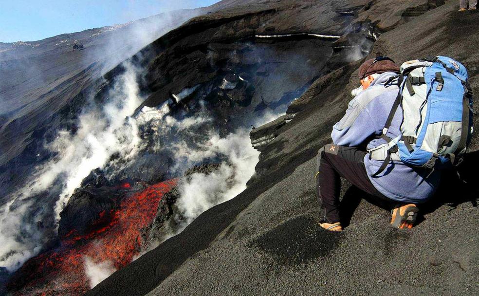 Imágenes hipnóticas. Un fotógrafo captura imágenes del Etna en erupción. /REUTERS
