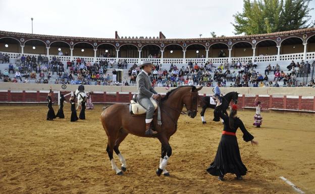 Vientos lorquianos mecen el coso de Valencia de Don Juan