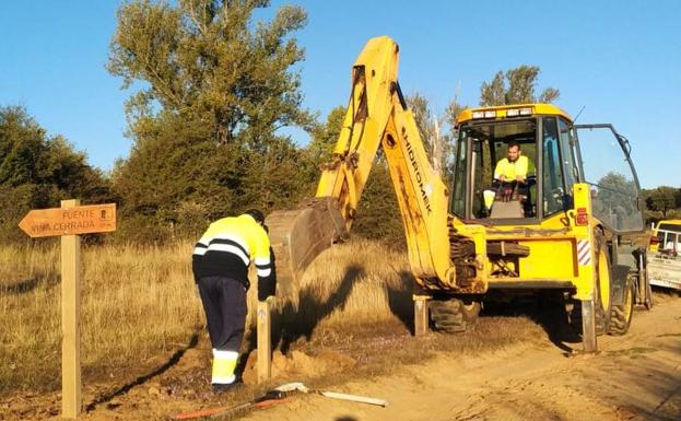 Sariegos incorpora cinco trabajadores con el Plan Joven y señalizará cuatro caminos del municipio