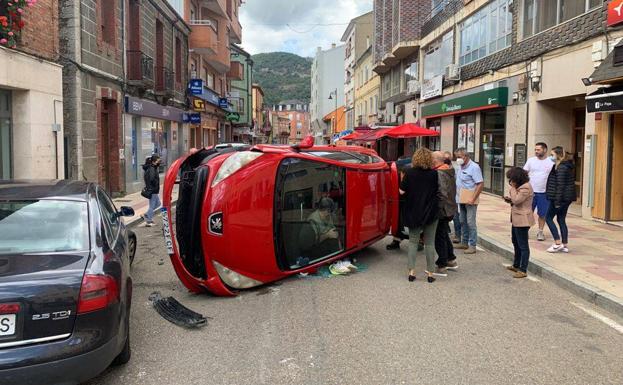 Un turismo vuelca al chocar contra otro que estaba estacionado en el centro de Cistierna