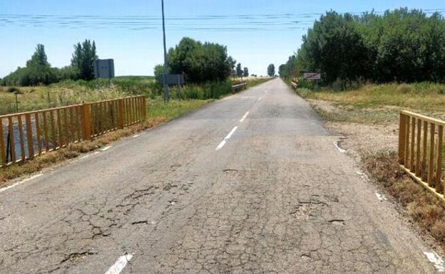 Fomento corta al tráfico dos tramos de la carretera LE-413 de Villadangos del Páramo a Valcabado por mejoras del firme