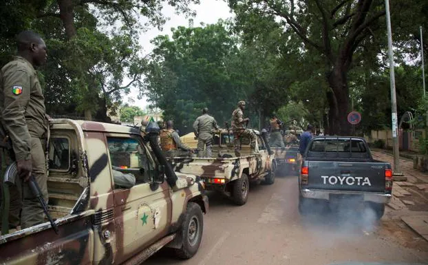 Vehículos y tropas del Ejército de Malí./AFP
